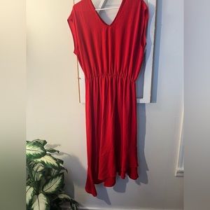 Beautiful red dress. Very comfortable. Doesn’t cling. Great for date night dress